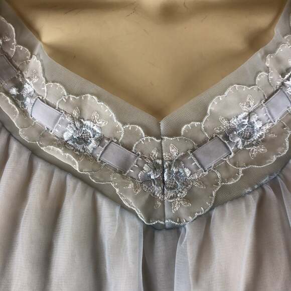 Vintage Glen Abbey nightgown made in Ireland baby blue size small - Picture 6 of 12